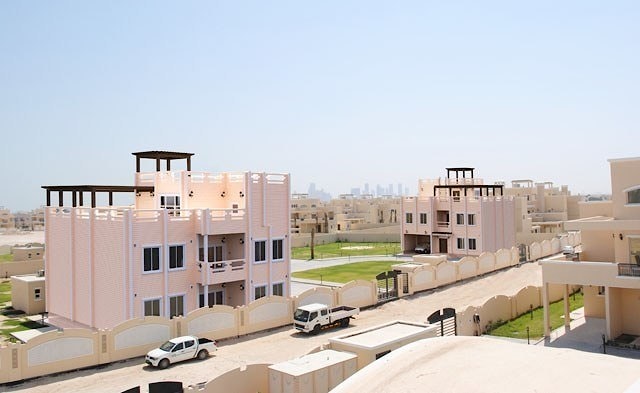 ثلاثة طوابق منزل خشبي من ثلاثة طوابق على البحر في الدوحة مع سقف مسطح